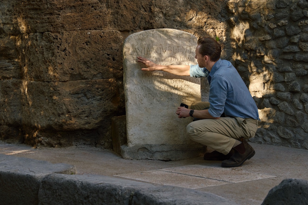 Tom Hiddleston Plays Time Detective In  Pompeii: Out Of Time,  National Geographic’s Innovative Investigation Into The City’s Final Hours
